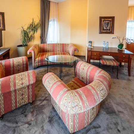 Hotel Fenix Jelenia Gora Bagian luar foto