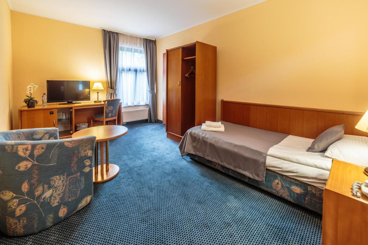 Hotel Fenix Jelenia Gora Bagian luar foto