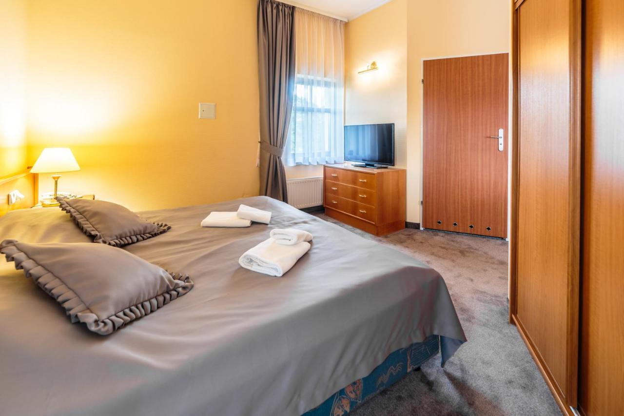 Hotel Fenix Jelenia Gora Bagian luar foto