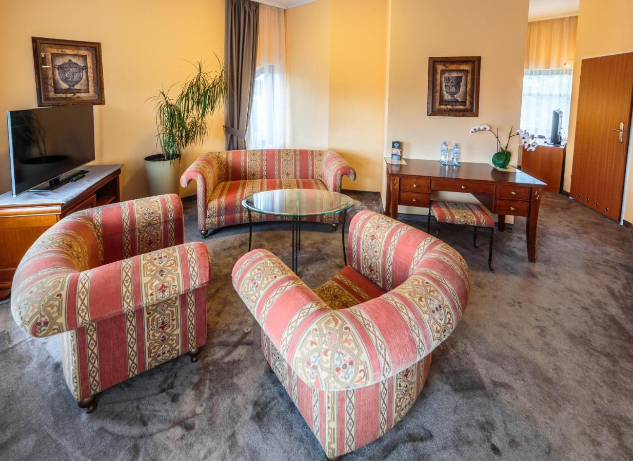 Hotel Fenix Jelenia Gora Bagian luar foto