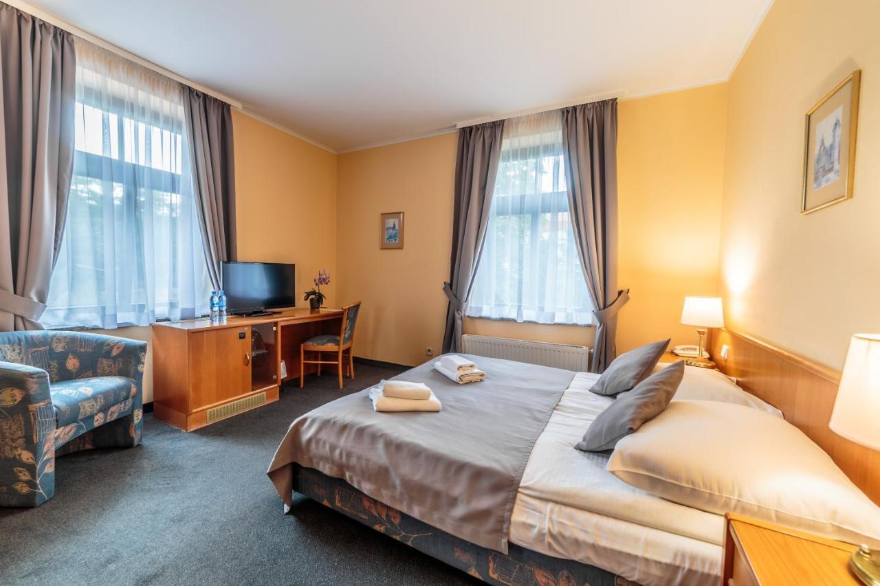 Hotel Fenix Jelenia Gora Bagian luar foto
