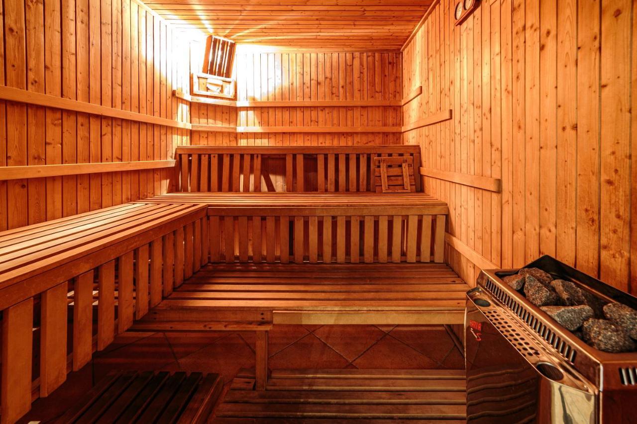 Hotel Fenix Jelenia Gora Bagian luar foto