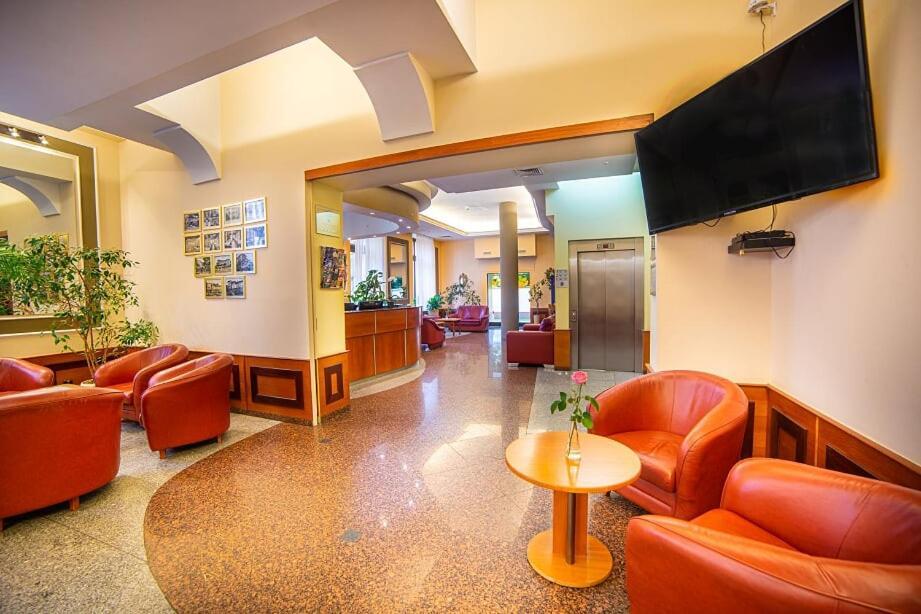Hotel Fenix Jelenia Gora Bagian luar foto