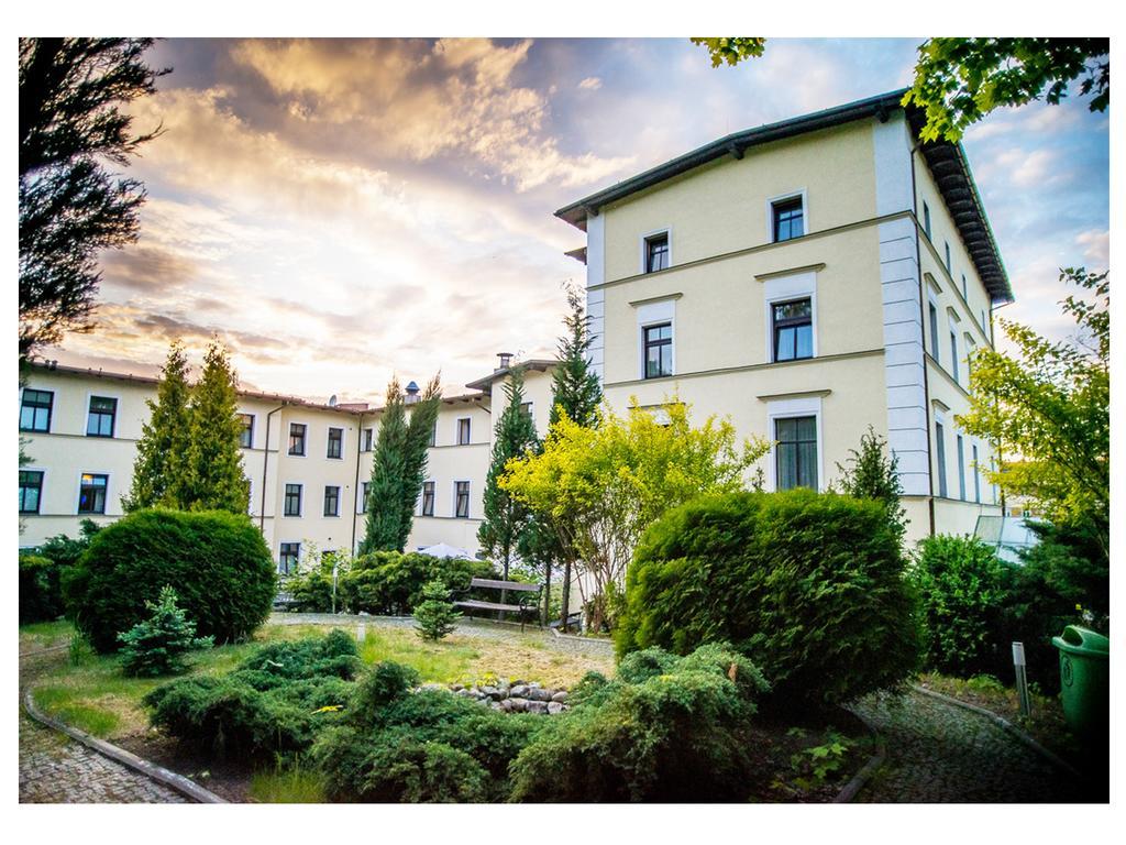 Hotel Fenix Jelenia Gora Bagian luar foto